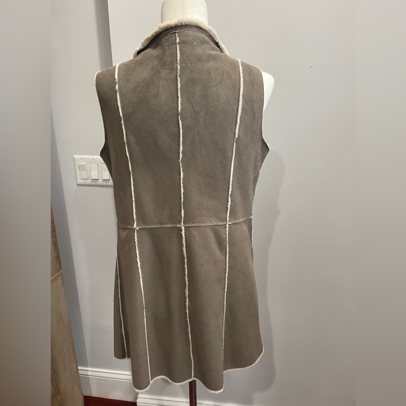 Dolce Cabo Faux Fur Vest - Picture 2 of 8